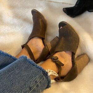 Lucky heeled sandals